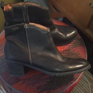 Pikolinos black ankle boots